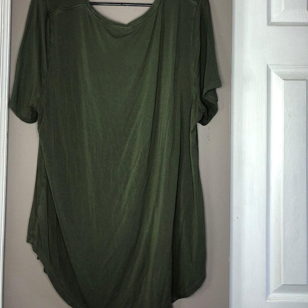 Basic Tee's - Picture 2 of 2